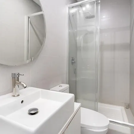 Whome Oasis Extravaganza: Lisbon's Supreme Retreat Apartamento *