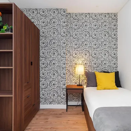 Whome Oasis Extravaganza: Lisbon's Supreme Retreat ליסבון