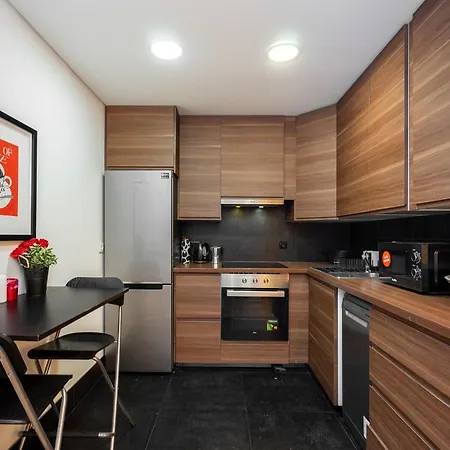 Whome Oasis Extravaganza: Lisbon's Supreme Retreat Appartement Lissabon